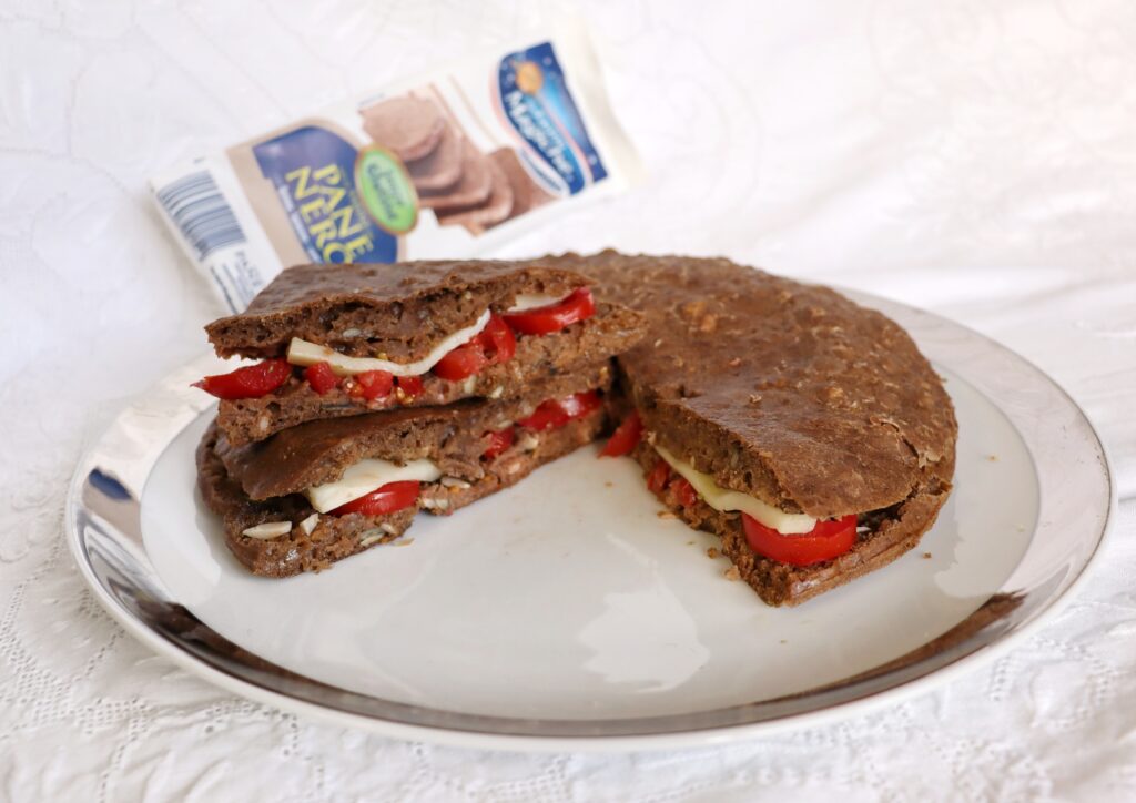 schiacciata di pane nero