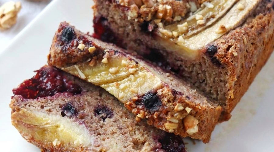 Banana Bread con more, mirtilli e frutta secca