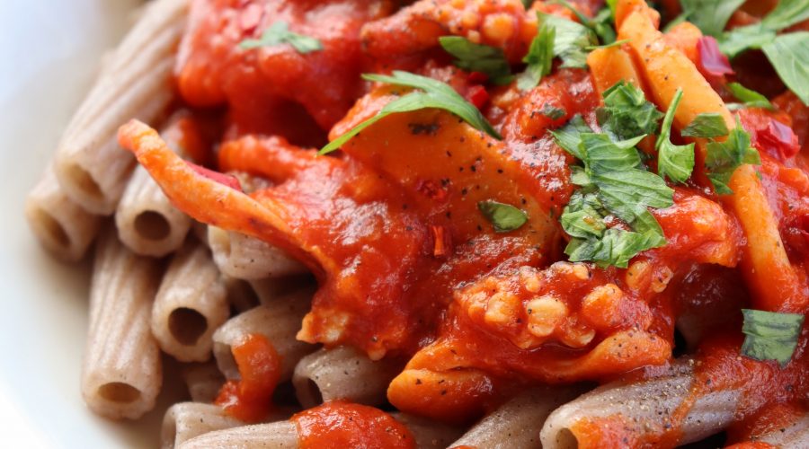 pasta al grano saraceno con calamari e peperoncino