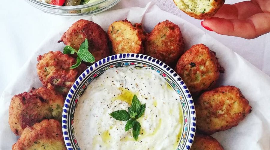 frittelle di zucchina e salsa yogurt greca