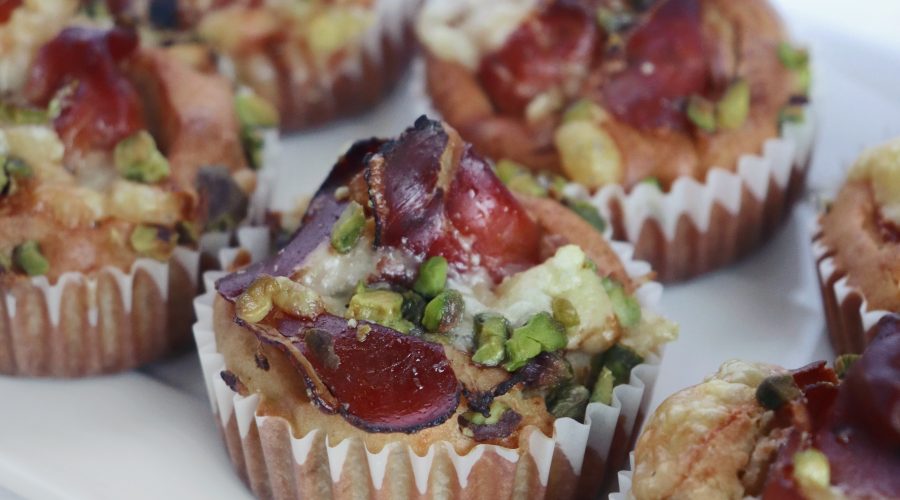 muffins salati speck, formaggio e pistacchio