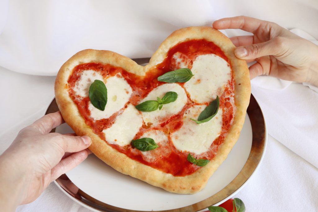 pizza romantica a forma di cuore senza glutine