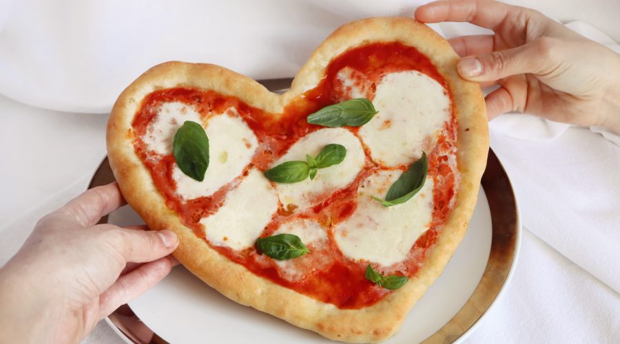 pizza romantica a forma di cuore senza glutine