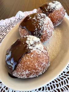 bombolone fritto senza glutine con crema alla nocciola e cacao