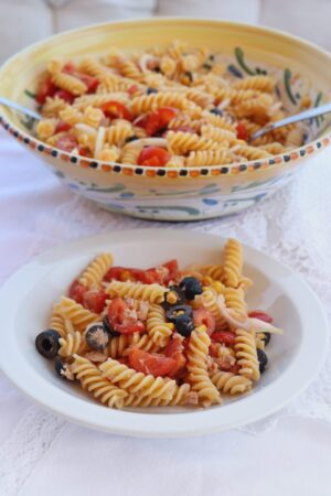 pasta fresca estiva olive pomodoro tonno e cipolla