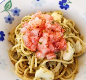 spaghetti senza glutine pesto di pistacchio e gamberetti