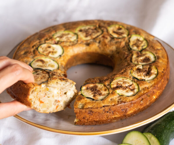 Ciambellone salato con verdure e feta