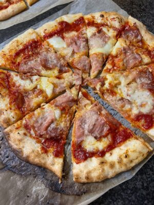 pizza senza glutine con speck e parmigiano