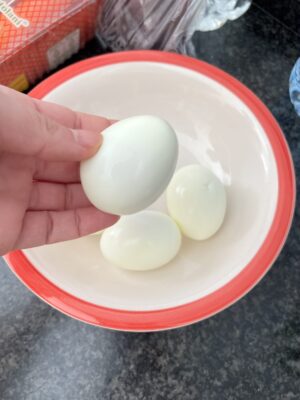 uova sode colorate naturalmente con rapa rossa