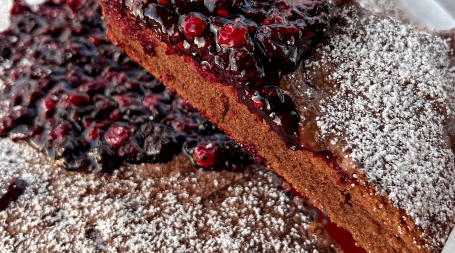 torta senza glutine al cacao con nutella e frutti di bosco