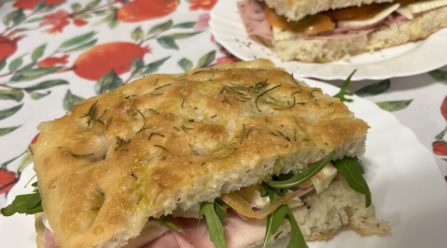 focaccia senza glutine con rosmarino e farcita come l'antico vinaio