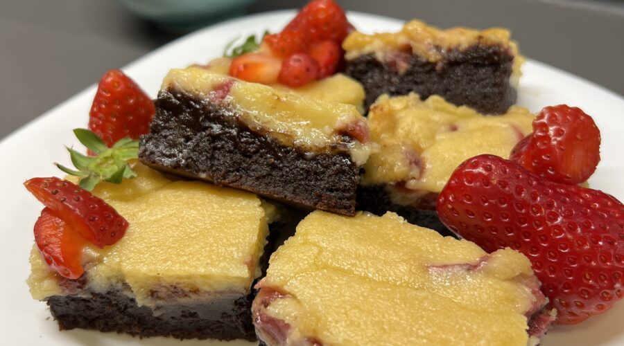 brownies senza glutine al cioccolato fondente e cioccolato bianco con fragole