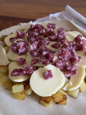 torta-rustica-senza-glutine-con-salamino-provola-e-patate torta rustica senza glutine con salamino, provola e patate